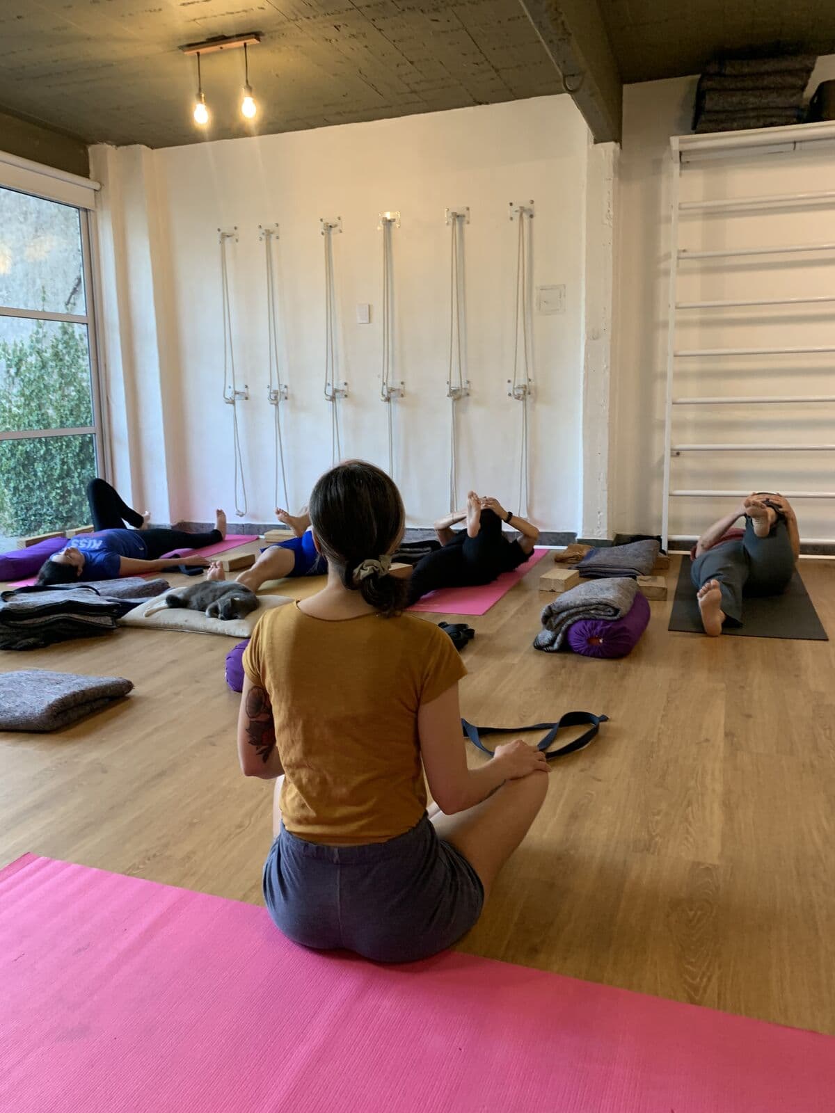 Profesora guiando una clase en la sala de Espacio Dharma Yoga